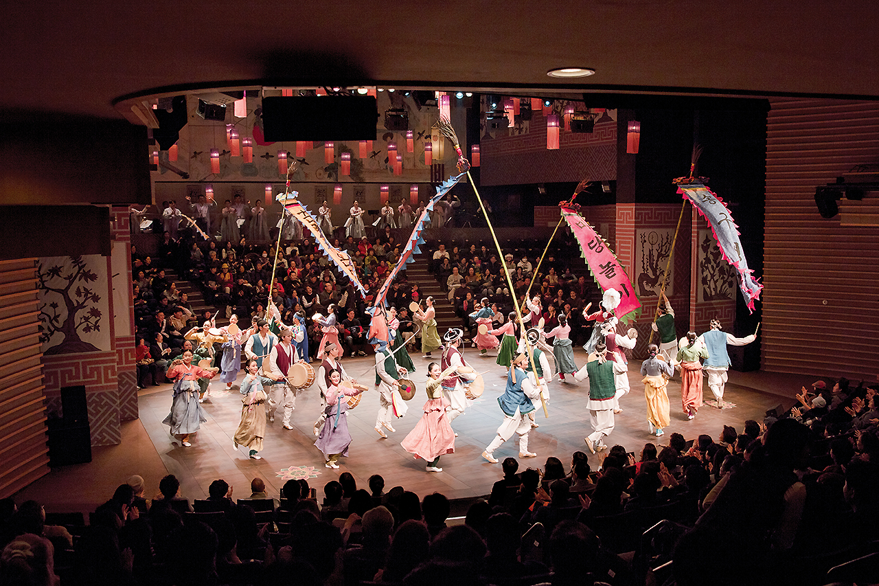 The Roar of Togetherness (Part-1) : How Ttechang Defines K-Pop’s Social Ecstasy 